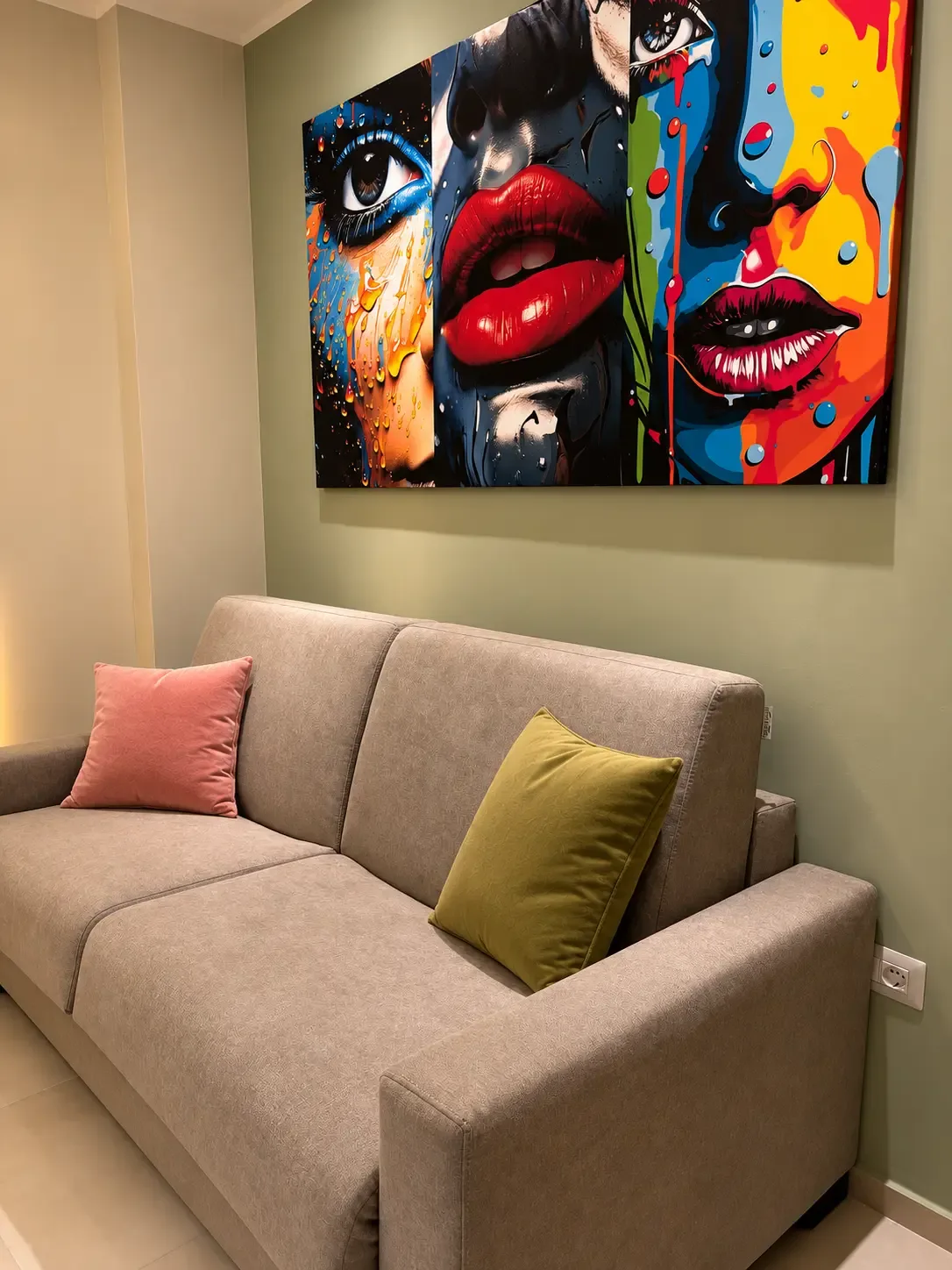 Camera Cantanti – Zona relax con divano sotto la grande opera pop art